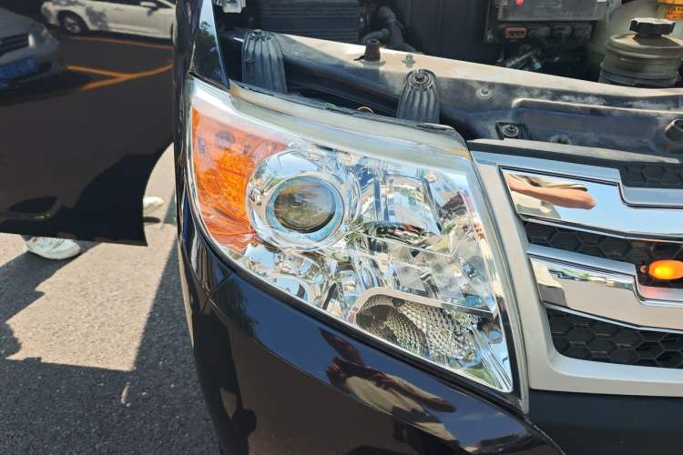 Used Dongfeng Yufeng 2021 2.3T V9 Logistics Vehicle Short Wheelbase Mid-Roof Design 5-9 Seater China V Emission Standard WP2.3 Right Front Headlight