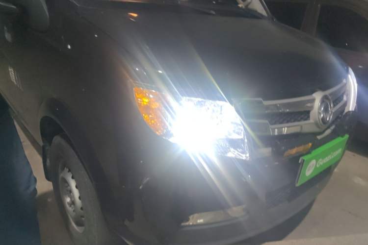Used Dongfeng Yufeng 2021 2.0T Value Edition Logistics Vehicle Short Wheelbase Mid-Roof Design 5-9 Seater China VI Emission Standard D20 Right Front Headlight