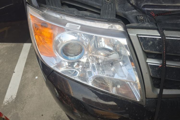 Used Dongfeng Yufeng 2021 2.0T Power King Front-Drive Logistics Vehicle Long Wheelbase Mid-Roof Design 6–9 Seats China VI Emission Standard ZD20 Right Front Headlight