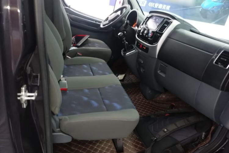 Used Dongfeng Yufeng 2021 2.0T Power King Front-Drive Logistics Van Short Wheelbase Low Roof 5-9 Seater China VI Emission Standard ZD20 Right Front Seat