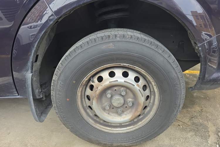 Used Dongfeng Yufeng 2021 2.0T Power King Front-Drive Logistics Vehicle Long Wheelbase Mid-Roof Design 6–9 Seats China VI Emission Standard ZD20 Right Front Wheel Hub