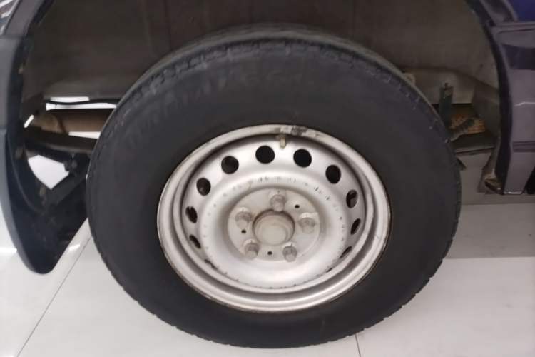 Used Dongfeng Yufeng 2021 2.0T Power King Front-Drive Logistics Van Short Wheelbase Low Roof 5-9 Seater China VI Emission Standard ZD20 Right Rear Wheel Hub