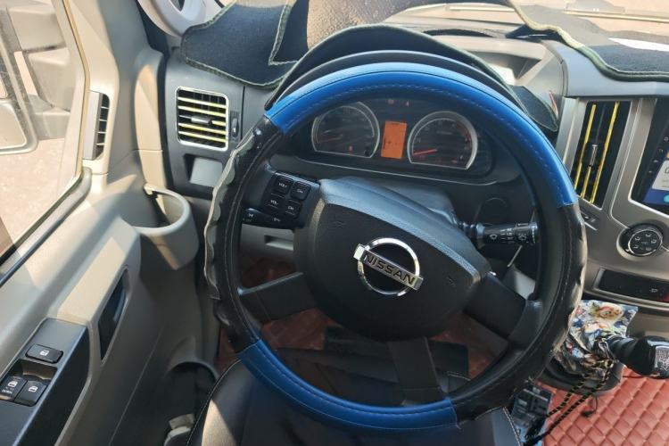 Used Dongfeng Yufeng 2021 2.3T V9 Logistics Vehicle Short Wheelbase Mid-Roof Design 5-9 Seater China V Emission Standard WP2.3 Steering Wheel