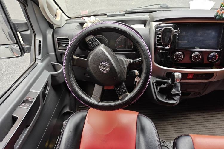Used Dongfeng Yufeng 2021 2.3T Power King Front-Drive Logistics Vehicle Short Wheelbase Mid-Roof Design 5-9 Seater China VI Emission Standard M9T Steering Wheel