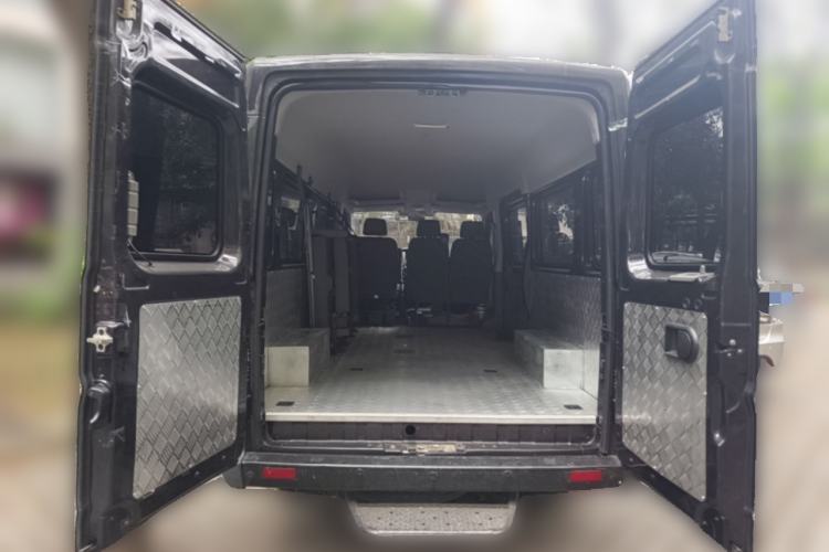 Used Dongfeng Yufeng 2021 2.4T Rear-Drive Logistics Vehicle Long Wheelbase Mid-Roof 6-9 Seater China VI Emission Standard YCY24140-60 Trunk