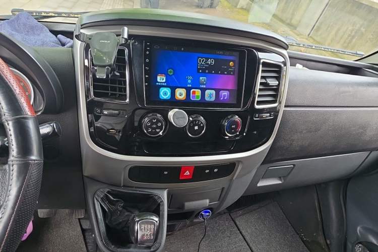 Used Dongfeng Yufeng 2021 2.3T Power King Front-Drive Logistics Vehicle Short Wheelbase Mid-Roof Design 5-9 Seater China VI Emission Standard M9T Audio And AC Panel