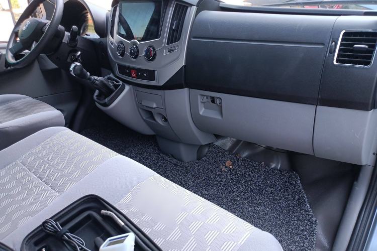 Used Dongfeng Yufeng 2021 2.3T Power King Front-Drive Van Short Wheelbase Mid-Roof 3-Seater China VI Standard M9T Center Console
