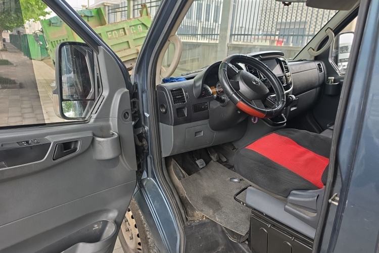 Used Dongfeng Yufeng 2021 2.3T Power King Front-Drive Logistics Vehicle Short Wheelbase Mid-Roof Design 5-9 Seater China VI Emission Standard M9T Driver Seat