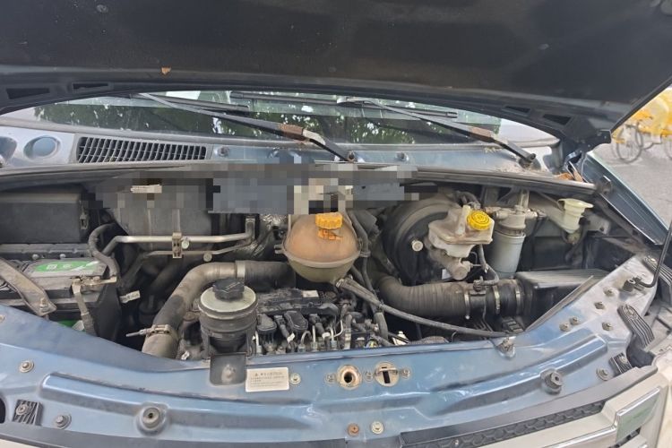 Used Dongfeng Yufeng 2021 2.3T Power King Front-Drive Logistics Vehicle Short Wheelbase Mid-Roof Design 5-9 Seater China VI Emission Standard M9T Engine Bay