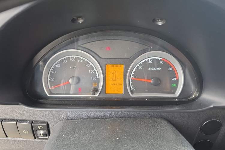 Used Dongfeng Yufeng 2021 2.3T Power King Front-Drive Logistics Vehicle Short Wheelbase Mid-Roof Design 5-9 Seater China VI Emission Standard M9T Instrument Cluster