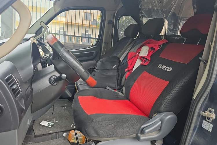 Used Dongfeng Yufeng 2021 2.3T Power King Front-Drive Logistics Vehicle Short Wheelbase Mid-Roof Design 5-9 Seater China VI Emission Standard M9T Left Front Seat