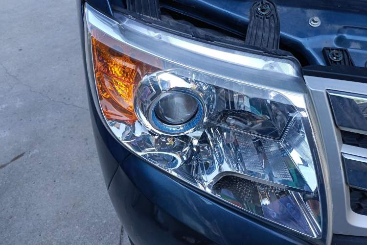 Used Dongfeng Yufeng 2021 2.3T Power King Front-Drive Van Short Wheelbase Mid-Roof 3-Seater China VI Standard M9T Right Front Headlight