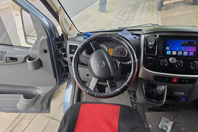 Used Dongfeng Yufeng 2021 2.3T Power King Front-Drive Logistics Vehicle Short Wheelbase Mid-Roof Design 5-9 Seater China VI Emission Standard M9T Steering Wheel