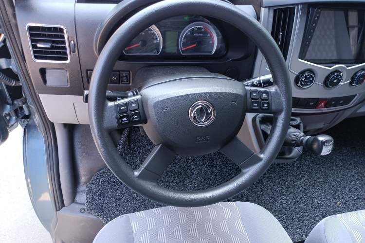 Used Dongfeng Yufeng 2021 2.3T Power King Front-Drive Van Short Wheelbase Mid-Roof 3-Seater China VI Standard M9T Steering Wheel
