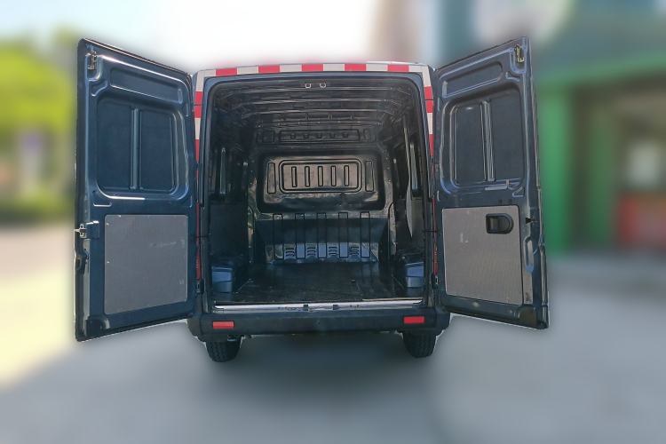 Used Dongfeng Yufeng 2021 2.3T Power King Front-Drive Van Short Wheelbase Mid-Roof 3-Seater China VI Standard M9T Trunk
