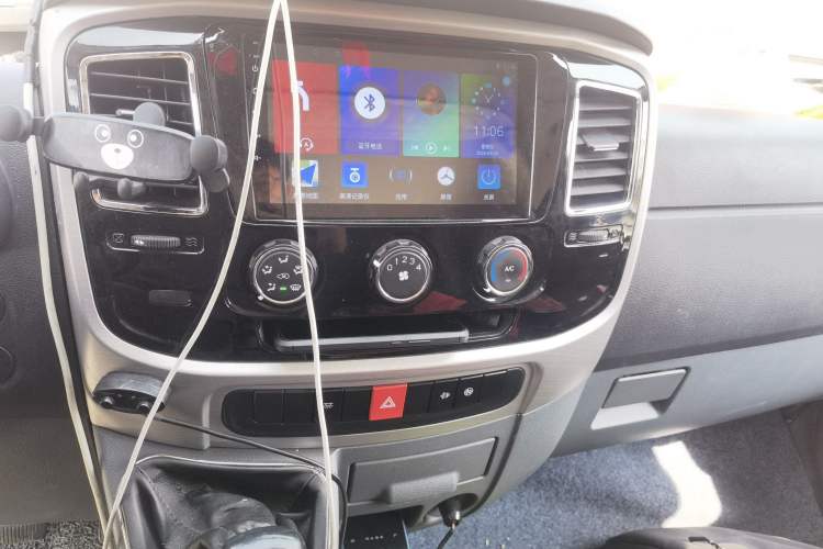 Used Dongfeng Yufeng 2021 2.0T Power King Front-Drive Logistics Vehicle Long Wheelbase Mid-Roof Design 6–9 Seats China VI Emission Standard ZD20 Audio And AC Panel