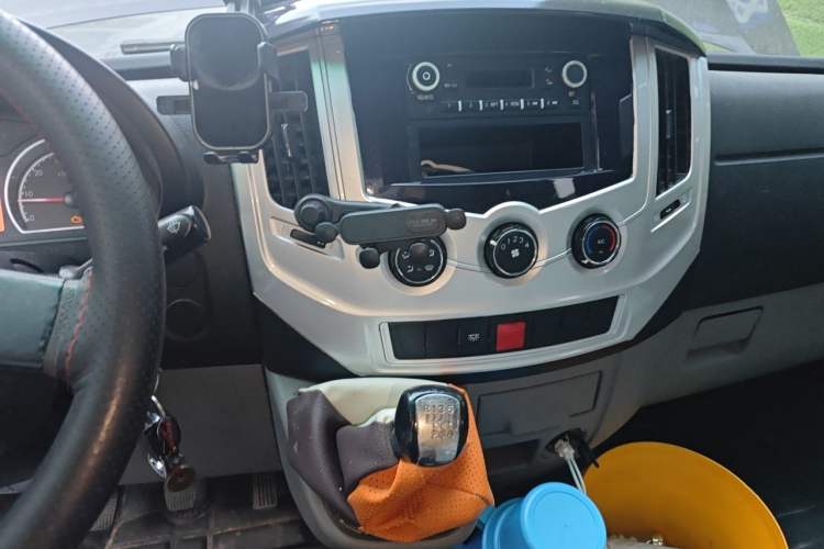 Used Dongfeng Yufeng 2021 2.3T V9 Logistics Vehicle Short Wheelbase Mid-Roof Design 5-9 Seater China V Emission Standard WP2.3 Audio And AC Panel