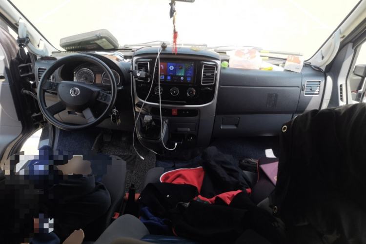 Used Dongfeng Yufeng 2021 2.0T Power King Front-Drive Logistics Vehicle Long Wheelbase Mid-Roof Design 6–9 Seats China VI Emission Standard ZD20 Center Console