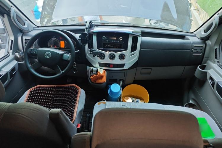 Used Dongfeng Yufeng 2021 2.3T V9 Logistics Vehicle Short Wheelbase Mid-Roof Design 5-9 Seater China V Emission Standard WP2.3 Center Console