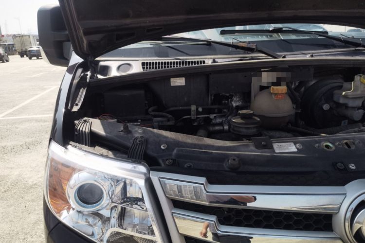 Used Dongfeng Yufeng 2021 2.0T Power King Front-Drive Logistics Vehicle Long Wheelbase Mid-Roof Design 6–9 Seats China VI Emission Standard ZD20 Engine Bay Right