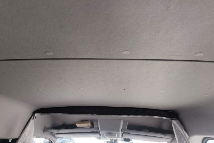Used Dongfeng Yufeng 2021 2.0T Power King Front-Drive Logistics Vehicle Long Wheelbase Mid-Roof Design 6–9 Seats China VI Emission Standard ZD20 Headliner