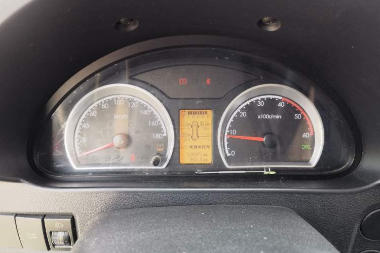 Used Dongfeng Yufeng 2021 2.0T Power King Front-Drive Logistics Vehicle Long Wheelbase Mid-Roof Design 6–9 Seats China VI Emission Standard ZD20 Instrument Cluster