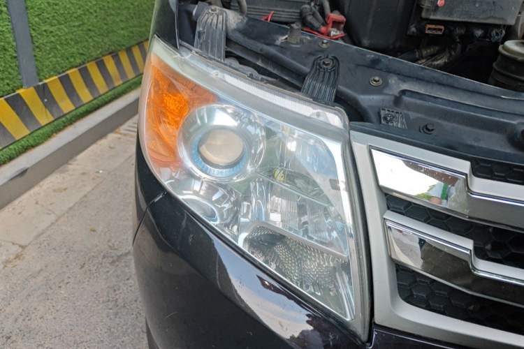 Used Dongfeng Yufeng 2021 2.3T V9 Logistics Vehicle Short Wheelbase Mid-Roof Design 5-9 Seater China V Emission Standard WP2.3 Right Front Headlight