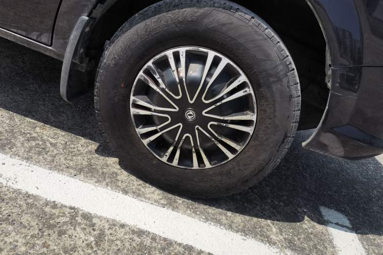 Used Dongfeng Yufeng 2021 2.0T Power King Front-Drive Logistics Vehicle Long Wheelbase Mid-Roof Design 6–9 Seats China VI Emission Standard ZD20 Right Front Wheel Hub