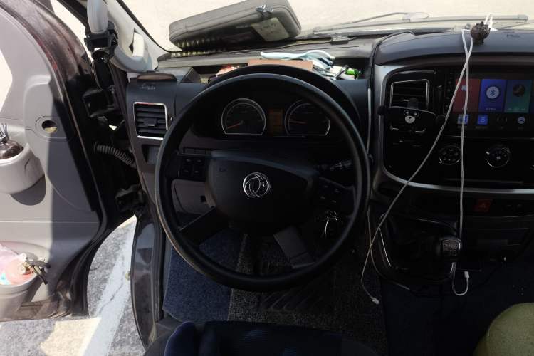 Used Dongfeng Yufeng 2021 2.0T Power King Front-Drive Logistics Vehicle Long Wheelbase Mid-Roof Design 6–9 Seats China VI Emission Standard ZD20 Steering Wheel