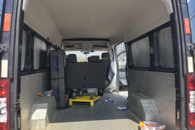 Used Dongfeng Yufeng 2021 2.0T Power King Front-Drive Logistics Vehicle Long Wheelbase Mid-Roof Design 6–9 Seats China VI Emission Standard ZD20 Trunk