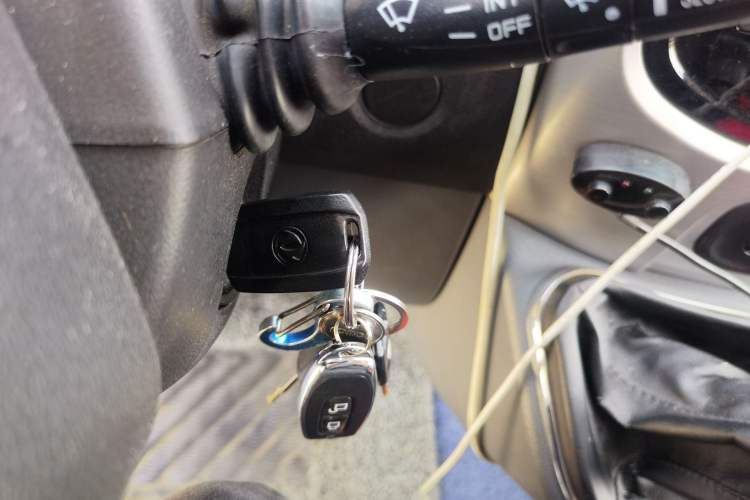 Used Dongfeng Yufeng 2021 2.0T Power King Front-Drive Logistics Vehicle Long Wheelbase Mid-Roof Design 6–9 Seats China VI Emission Standard ZD20 Vehicle Key