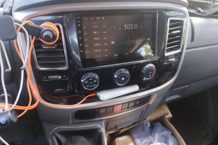 Used Dongfeng Yufeng 2021 2.0T Power King Front-Drive Logistics Van Short Wheelbase Low Roof 5-9 Seater China VI Emission Standard ZD20 Audio And AC Panel
