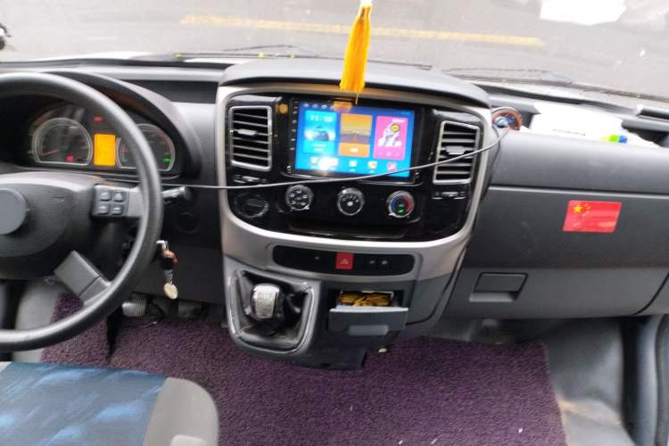 Used Dongfeng Yufeng 2021 2.3T Power King Front-Drive Logistics Van Long Wheelbase Mid-Roof 6–9 Seats China VI Standard M9T Center Console