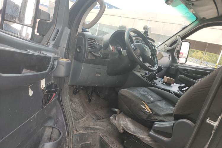 Used Dongfeng Yufeng 2021 2.3T Power King Rear-Drive Van Long Wheelbase High Roof Dual Rear Tires 3-Seater China VI Standard M9T Driver Seat