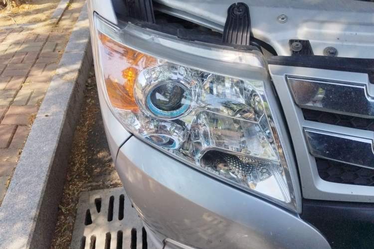 Used Dongfeng Yufeng 2021 2.0T Power King Front-Drive Logistics Van Short Wheelbase Low Roof 5-9 Seater China VI Emission Standard ZD20 Right Front Headlight
