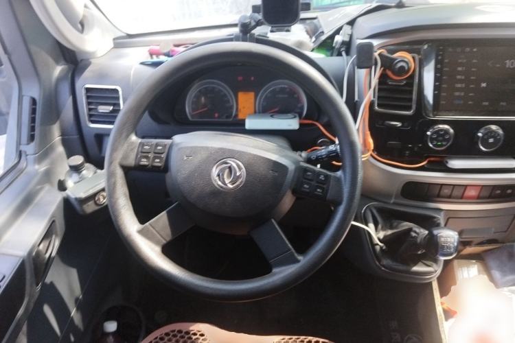Used Dongfeng Yufeng 2021 2.0T Power King Front-Drive Logistics Van Short Wheelbase Low Roof 5-9 Seater China VI Emission Standard ZD20 Steering Wheel