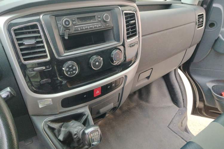 Used Dongfeng Yufeng 2021 2.3T Power King Front-Drive Van Long Wheelbase Mid-Roof 3-Seater China VI Standard M9T Audio And AC Panel
