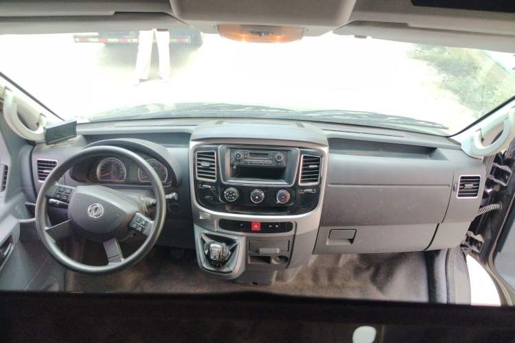 Used Dongfeng Yufeng 2021 2.3T Power King Front-Drive Van Long Wheelbase Mid-Roof 3-Seater China VI Standard M9T Center Console