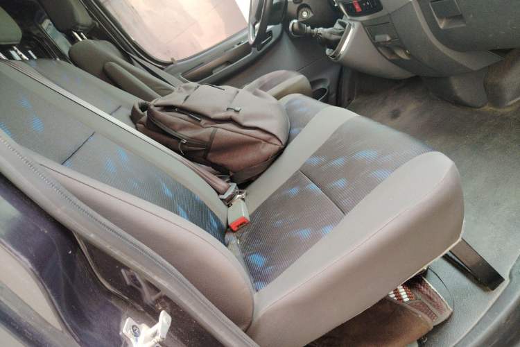 Used Dongfeng Yufeng 2021 2.3T Power King Front-Drive Van Long Wheelbase Mid-Roof 3-Seater China VI Standard M9T Left Rear Seat