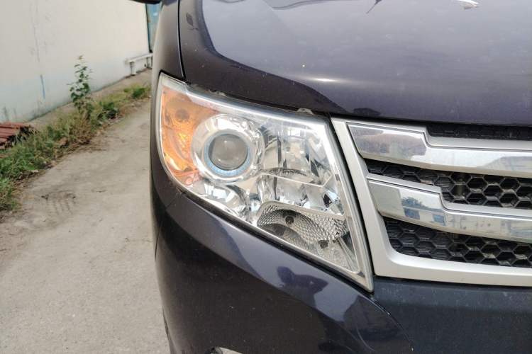 Used Dongfeng Yufeng 2021 2.3T Power King Front-Drive Van Long Wheelbase Mid-Roof 3-Seater China VI Standard M9T Right Front Headlight