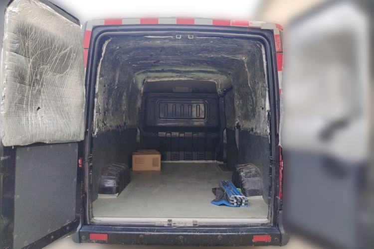 Used Dongfeng Yufeng 2021 2.3T Power King Front-Drive Van Long Wheelbase Mid-Roof 3-Seater China VI Standard M9T Trunk