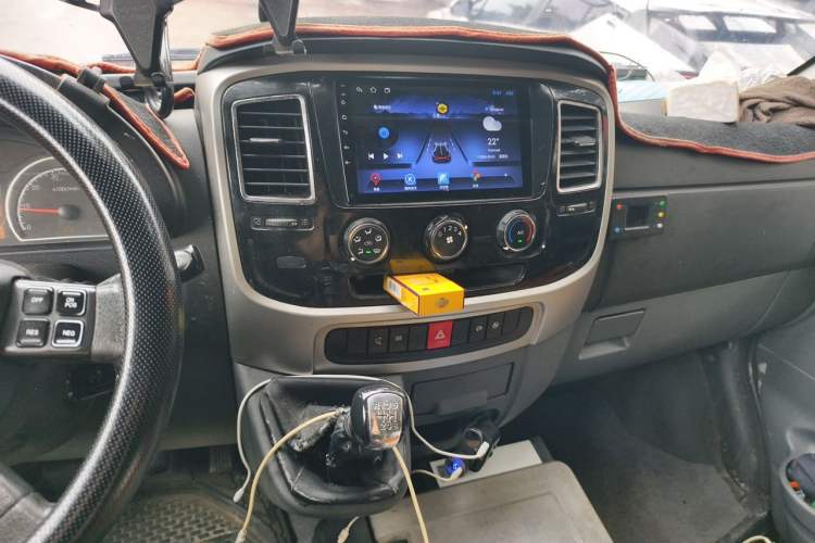 Used Dongfeng Yufeng 2021 2.3T Power King Front-Drive Logistics Van Long Wheelbase High Roof 6-9 Seats China VI Standard M9T Audio And AC Panel