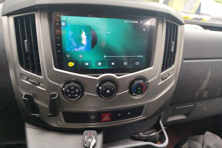 Used Dongfeng Yufeng 2021 2.4T Rear-Drive Logistics Vehicle Short Wheelbase Mid-Roof Design 5–9 Seater China VI Emission Standard Model YCY24140-60 Audio And AC Panel