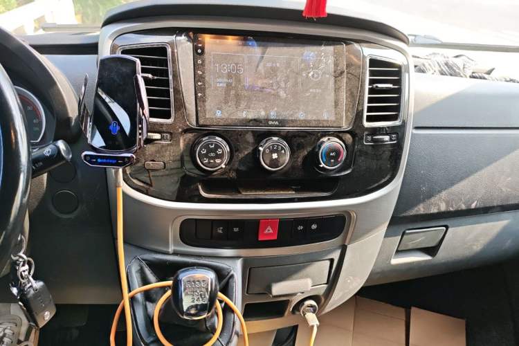 Used Dongfeng Yufeng 2021 2.0T Power King Front-Drive Logistics Vehicle Long Wheelbase High Roof 6-9 Seats China VI ZD20 Audio And AC Panel