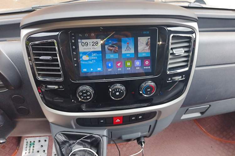 Used Dongfeng Yufeng 2021 2.3T Front-Drive Logistics Vehicle Short Wheelbase Mid-Roof 5-9 Seater China VI Standard M9T Audio And AC Panel