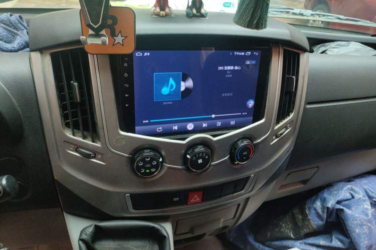 Used Dongfeng Yufeng 2021 2.3T V9 Logistics Vehicle Short Wheelbase Low Roof 5-9 Seater China V Emission Standard WP2.3 Audio And AC Panel