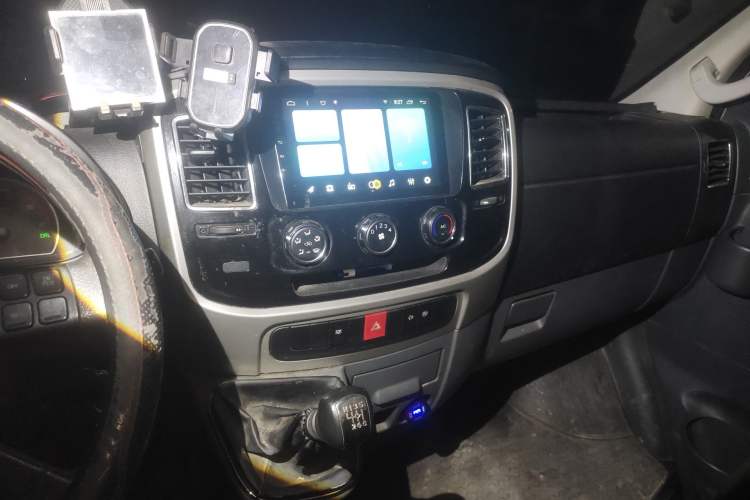 Used Dongfeng Yufeng 2021 2.3T Power King Front-Drive Van Long Wheelbase Mid-Roof 3-Seater China VI Standard M9T Audio And AC Panel
