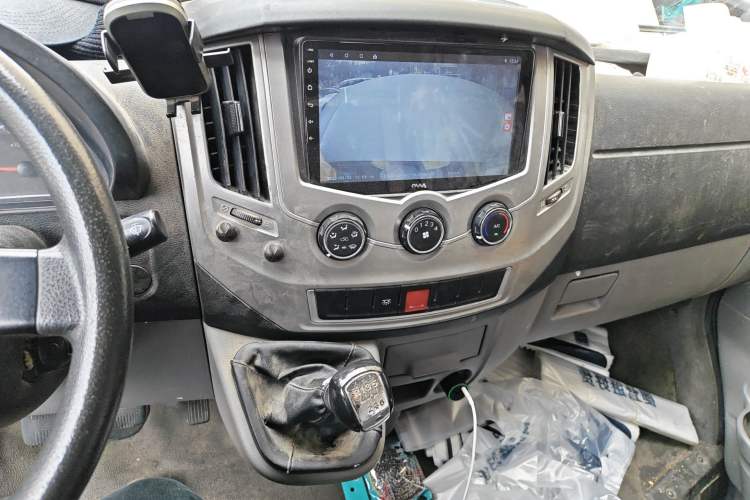 Used Dongfeng Yufeng 2021 2.3T V9 Logistics Vehicle Short Wheelbase Mid-Roof Design 5-9 Seater China V Emission Standard WP2.3 Audio And AC Panel