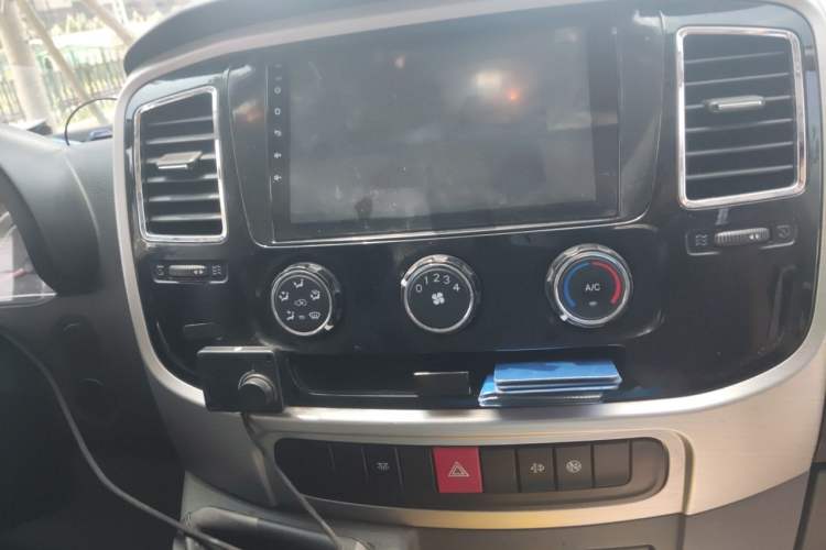Used Dongfeng Yufeng 2021 2.0T Value-Added Logistics Vehicle Long Wheelbase Mid-Roof Design 6–9 Seats China VI Standard D20 Audio And AC Panel