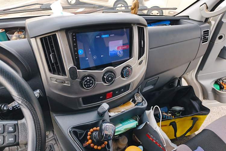 Used Dongfeng Yufeng 2021 2.4T Rear-Drive Logistics Vehicle Long Wheelbase High Roof Dual Rear Tires 6–9 Seats China VI Emission Standard YCY24140-60 Audio And AC Panel